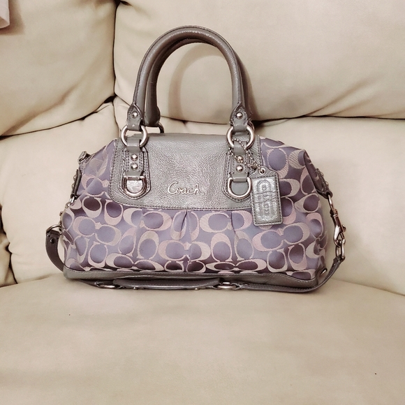 Coach Handbags - ⭐ Coach Purse.